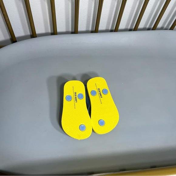 Toddler boys Yellow colorful shark baby Flip Flops size 5 good condition. - Picture 4 of 13